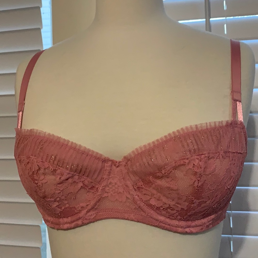 VS 32 DD Pink bra with lace and gold sparkles